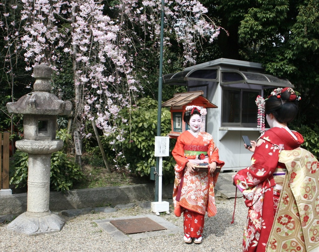 kyoto-geisha-tourist