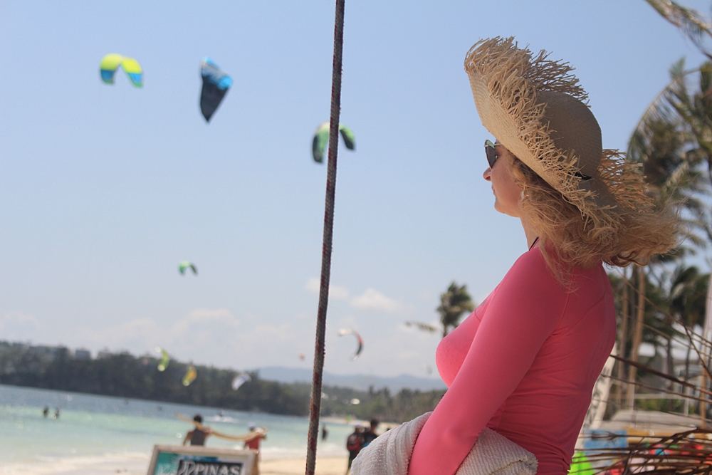 A Russian tourist watches the kite-surfing action in Boracay Island © nomadicexperiences.com